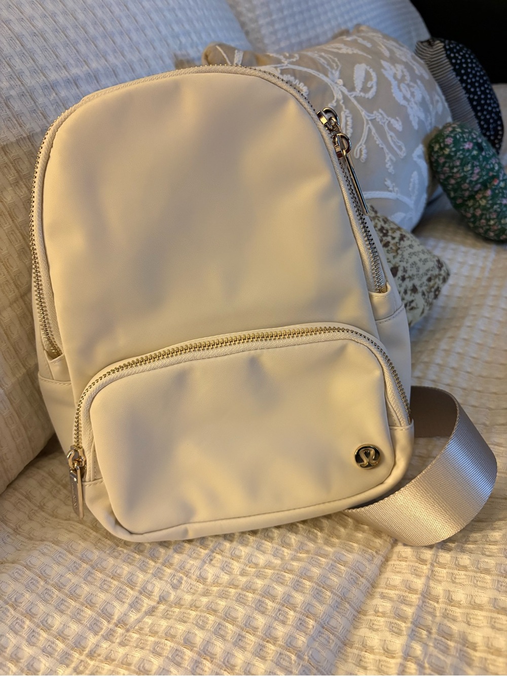 Lululemon Light Ivory - Everywhere Sling Bag (4.2L)